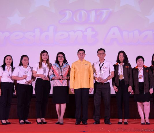 กรรมการผู้จัดการ ธอส. มอบรางวัล President Award ประจำปี 2560