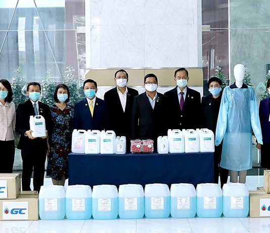 กลุ่ม ปตท. สานพลังสู้ COVID-19 จัดหาและมอบแอลกอฮอล์ พร้อมเสื้อกาวน์ ให้โรงพยาบาลในเครือข่าย มศว