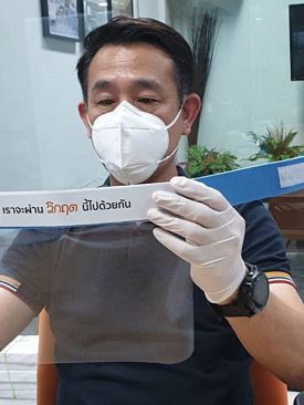 ชาว ดี – แลนด์ ร่วมใจผลิต Face Shield แจกบุคลากรการแพทย์สู้ COVID-19