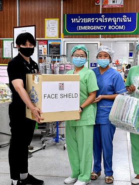 พนักงานจิตอาสา “โมโน กรุ๊ป” ส่งมอบหน้ากากเฟสชิลด์