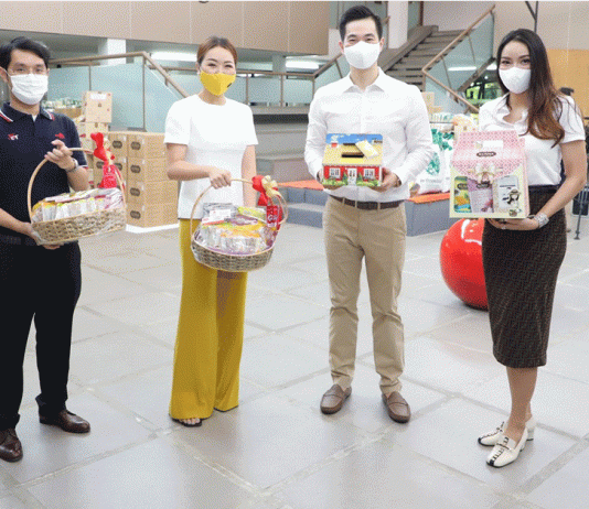 ฟาร์มเฮ้าส์ ผนึกกำลัง ข้าวตราไก่แจ้ ผลไม้อบแห้งคันนา ช่วยคนไทยสู้โควิด-19 มอบผลิตภัณฑ์ช่วยเหลือประชาชนในชุมชนแออัด