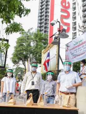 “แบ่งกัน ปันอิ่ม” จากใจผู้บริหารซีพีและทรู เพื่อชาวชุมชนรัชดาฯ-ห้วยขวาง อีกหนึ่งเรื่องราวดีๆ ในยามวิกฤตโควิด-19