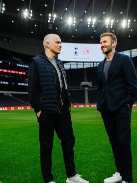 เอไอเอ ปล่อยภาพยนตร์ออนไลน์ของการพบกันระหว่างเดวิด เบ็คแฮม และท็อตแน่ม ฮ็อตสเปอร์ ชุดที่สอง เมื่อโฮเซ่ มูรินโญ่ พาเดวิด เบ็คแฮม เดินชมสนามฟุตบอลและท็อตแน่ม ฮ็อตสเปอร์ แบบเอ็กซ์คลูซีฟ