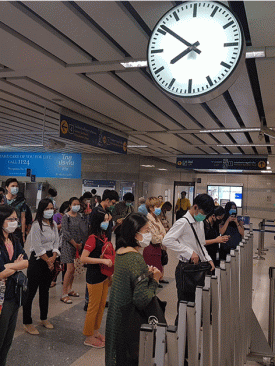 MRT คุมเข้มมาตรการรักษาระยะห่างทางสังคม (Social Distancing) โดยจัดลำดับการเข้าใช้บริการ