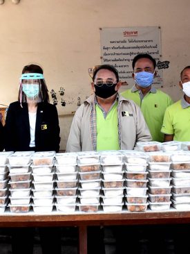 RBF’’ แจกข้าวเหนียวไก่ทอด 1,000 กล่อง ให้กับชุมชนบ้านเอื้ออาทร หัวหมาก