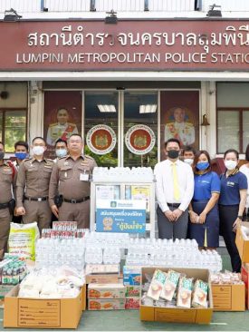 วิริยะประกันภัยสนับสนุน สน.ลุมพินีบริจาคเครื่องบริโภคใส่ “ตู้ปันสุข ปันน้ำใจ”
