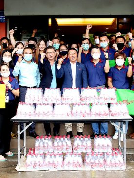 CHAYO เติมน้ำใจ มอบน้ำดื่มให้กับผู้สัญจรคลายอากาศร้อน ณ สถานีวัดพระศรีมหาธาตุ