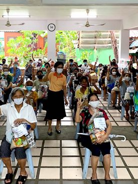 ความสุขเล็กๆ ในชุมชนคลองเตย กับภารกิจช่วยเหลือชุมชนสู้โควิด-19 ของมูลนิธิดวงประทีป และมูลนิธิไอวีแอล