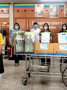พีรพัฒน์ มอบหน้ากากป้องกันใบหน้า(face shield) ให้กับ โรงพยาบาลเขาย้อย