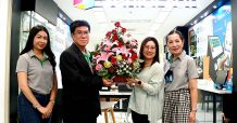 เอ็ม บี เค เซ็นเตอร์ มอบดอกไม้แสดงความยินดี “ซีเนียร์ซอฟท์” เปิดสาขาใหม่ชั้น 5 โซน B