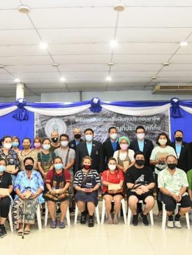 ผู้ว่าฯ อัศวิน มอบเงินช่วยเหลือผู้ค้าตลาดยิ่งเจริญจากผลกระทบไฟไหม้