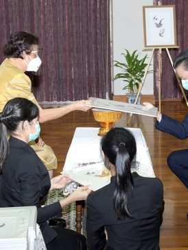 กลุ่มทรู ร่วมพิธีเข้าเฝ้าทูลละอองพระบาท และรับพระราชทานภาพวาดฝีพระหัตถ์ “นก” ในฐานะผู้สนับสนุนมูลนิธิหอศิลปะแห่งรัชกาลที่ ๙ โครงการวิศิษฏศิลปิน