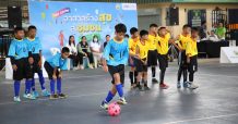 เอ็ม บี เค เซ็นเตอร์ อาสาสร้างสุขสู่ชุมชน จัดแข่งฟุตซอลเยาวชนเชื่อมสัมพันธ์ เชิญโค้ชง้วน ตำนานลูกหนังไทย แนะเทคนิคสร้างแรงบันดาลใจ