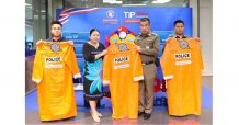 ทิพยประกันภัย ห่วงใยทุกชีวิตในสังคม มอบเสื้อกันฝนให้กับตำรวจนครบาล