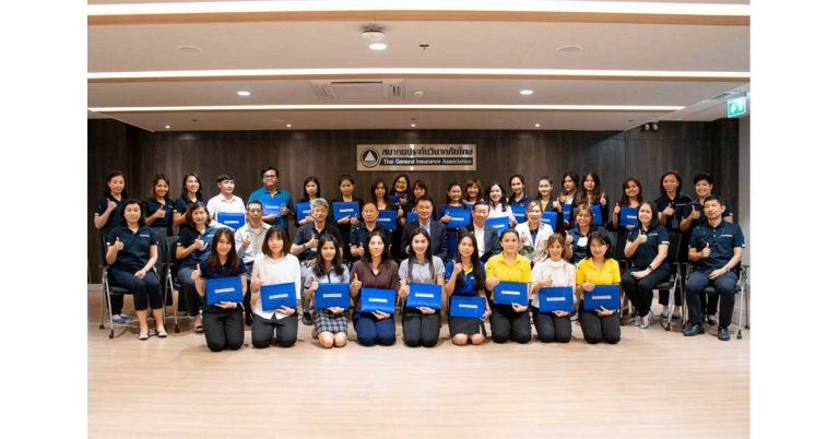 นายกสมาคมประกันวินาศภัยไทย มอบประกาศนียบัตร โครงการอบรมเชิงปฏิบัติการ “หลักสูตรพื้นฐานด้านการประกันภัยทางทะเลและโลจิสติกส์ ปี 2563”