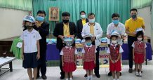 ฟอลคอนประกันภัยสานต่อโครงการมอบหมวกนิรภัยเด็กและอุปกรณ์การเรียน ให้แก่ 2 โรงเรียนในเขตพื้นที่ตลิ่งชัน