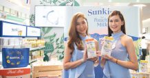 “นมพิสทาชิโอ แบรนด์ซันคิสท์ โชว์เมนูพิเศษสองรสชาติน้องใหม่ ต้อนรับซัมเมอร์นี้ ในงานออกร้านคณะภริยาทูตครั้งที่ 54″