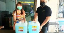 บริษัท คาราบาวกรุ๊ป จำกัด (มหาชน) ได้จัดหา และส่งมอบแอลกอฮอล์ 75% ในรูปแบบแกลลอน สำหรับฆ่าเชื้อโรค