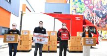 พร้อมส่งต่อกล่องปันด้วยใจ” ในโครงการ “โมโน ปันด้วยใจ สร้างรอยยิ้ม