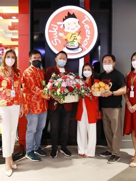 เอ็ม บี เค เซ็นเตอร์ มอบดอกไม้แสดงความยินดีเปิดร้านสุกี้ตี๋น้อย