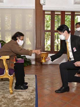 เมล็ดพันธุ์ตราศรแดงทูลเกล้าฯ ถวายเงิน สมเด็จพระกนิษฐาธิราชเจ้า กรมสมเด็จพระเทพรัตนราชสุดาฯ สยามบรมราชกุมารี