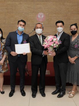 แอชตัน อโศก มอบดอกไม้แสดงความขอบคุณ พร้อมยื่นหนังสือต่อวุฒิสภา ส่งเสียงไปยังศาลปกครองสูงสุด ช่วยแก้ไขความเดือดร้อนให้แก่ผู้พักอาศัย