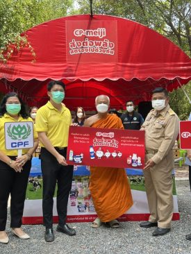 “ซีพี – เมจิ มอบนม เสริมพลังทีมแพทย์และผู้ป่วยโควิด ศูนย์พักคอยชุมชน อ.หนองแค จ.สระบุรี