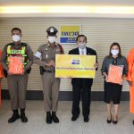 เทเวศประกันภัย มอบเสื้อกันฝน_สน.นางเลิ้ง