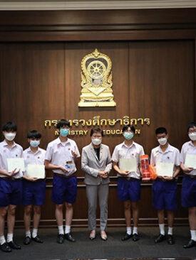 คุณหญิงกัลยาชื่นชมเด็กไทยสุดเจ๋งคว้าแชมป์โลกดาวเทียมจิ๋วที่สหรัฐฯ สอดคล้องนโยบายศธ.ส่งเสริมเรียนวิทยาศาสตร์และเทคโนโลยีสร้างนวัตกรป้อนประเทศ