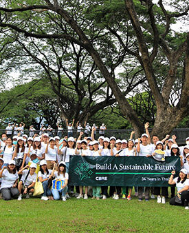 ผู้บริหารและพนักงานซีบีอาร์อี ประเทศไทย เยี่ยมชมและปลูกต้นหว้า ณ สวนป่าเบญจกิติ