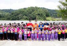 กรุงไทย–แอกซ่า ประกันชีวิต มอบสมุดปกพลาสติกรีไซเคิล จากกิจกรรม Think ก่อนทิ้ง ให้แก่เด็กด้อยโอกาส จ.เชียงใหม่