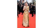 “มาดามแป้ง” นวลพรรณ ล่ำซำ เฉิดฉายในชุดผ้าไหมไทย เทศกาลหนังเมืองคานส์ ครั้งที่ 76 หรือ Festival de Cannes 2023