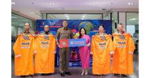 ทิพยประกันภัย มอบเสื้อกันฝนและเสื้อกั๊กสะท้อนแสง สน.วังทองหลาง