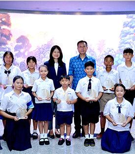 ทีเอ็มบีธนชาต สานต่อแนวคิดการพัฒนาเยาวชนให้มีความรู้ คู่คุณธรรม จัดพิธีมอบโล่รางวัลโครงการ “เยาวชนต้นแบบคนกตัญญู” ประจำปีการศึกษา 2566