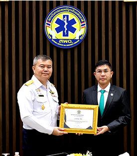 ผู้จัดการ ธ.ก.ส. รับประกาศนียบัตร และเครื่องหมายปีกกิตติมศักดิ์เฮลิคอปเตอร์การแพทย์ฉุกเฉิน