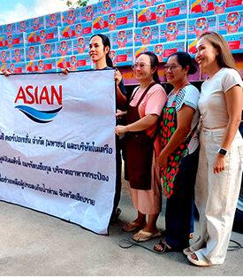 ASIAN และบริษัทในเครือ ร่วมกับมูลนิธิสมศักดิ์ อมรรัตนชัยกุล บริจาคอาหารกระป๋อง จำนวน 70,000 กระป๋อง ช่วยเหลือผู้ประสบอุทกภัยในจังหวัดเชียงราย