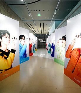 ไอคอนสยาม จับมือกับ HYBE เผยเบื้องหลังเวิลด์ทัวร์ของวงไอดอลสุดฮอตจากเกาหลี SEVENTEEN จัดแสดงนิทรรศการ SEVENTEEN Exhibition ‘FOLLOW FELLOW’ ครั้งแรกในเมืองไทย ให้แฟนๆร่วมเดินทางสู่ความสำเร็จระดับโลกไปด้วยกัน