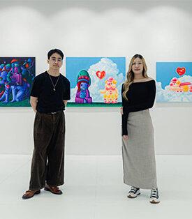 ‘Hero & Heroine’ นิทรรศการสะท้อนความไม่สมบูรณ์แบบของฮีโร่ ผ่านมุมมองของสองศิลปิน Gen Z ที่ชวนให้ทุกคนกลับมายอมรับความเปราะบางของตัวเอง