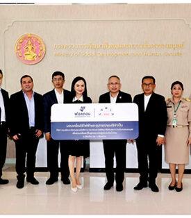 ฟอลคอนประกันภัยร่วมปันน้ำใจมอบเครื่องใช้ไฟฟ้าและเครื่องอุปโภคที่จำเป็นให้แก่กรมพัฒนาสังคมและสวัสดิการ กระทรวง พม. เพื่อส่งต่อให้ผู้ประสบภัยน้ำท่วมในพื้นที่ จ. เชียงใหม่ และ จ. เชียงราย