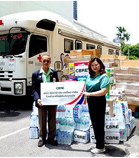ซีบีอาร์อี ประเทศไทย ส่งมอบสิ่งของจำเป็นให้แก่สภากาชาดไทยเพื่อช่วยเหลือผู้ประสบภัยน้ำท่วม