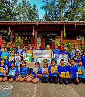 ตลาดหลักทรัพย์ฯ มอบหนังสือพัฒนาทักษะ พร้อมโต๊ะเทเบิลเทนนิส แก่โรงเรียน ใน จ. ลำปาง