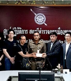 ฟอลคอนประกันภัยรุดจ่ายเงินสินไหม 4.5 ล้านบาท เยียวยาครอบครัวผู้สูญเสียจากอุบัติเหตุรถยนต์ BMW ชนท้ายรถจักรยานยนต์ Honda ที่ จ.ชุมพร