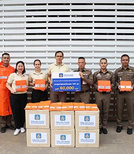 วิริยะประกันภัย สนับสนุนเสื้อกันฝนสะท้อนแสง กองบังคับการตำรวจนครบาล 5