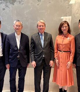 ธนาคารกรุงเทพ ซึ่งเป็นธนาคารเอกชนรายใหญ่ของประเทศไทย ร่วมกับบริษัทพลังงานชั้นนำของไทย บี.กริม เพาเวอร์ พิจารณาขยายการลงทุนในอุตสาหกรรมพลังงานหมุนเวียนและปัญญาประดิษฐ์ (AI) ของประเทศเกาหลีใต้