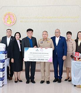 FALCON ฟอลคอนประกันภัย และพนักงาน ร่วมกับกระทรวงการพัฒนาสังคมและความมั่นคงของมนุษย์ (พม.) เร่งส่งมอบความช่วยเหลือดูแลกลุ่มเปราะบางที่ประสบอุทกภัยทั่วประเทศ
