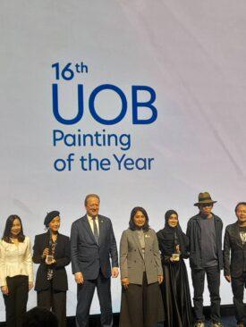 ผลงานจิตรกรรมจากเส้นด้ายแห่งความหวังและความกลมเกลียว ดุอาอ์ (วิงวอนขอพร) คว้ารางวัล UOB Painting of the Year 2025 (ประเทศไทย)