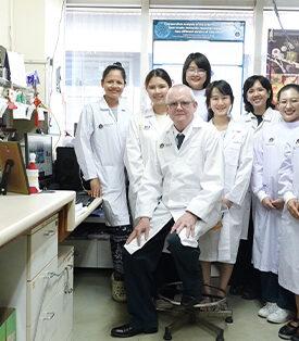 ม.มหิดลภูมิใจมอบรางวัลอาจารย์ตัวอย่างศ.พิเศษ ดร.ดันแคน ริชาร์ด สมิท นักไวรัสวิทยาผู้ชนะใจนักศึกษาไทย