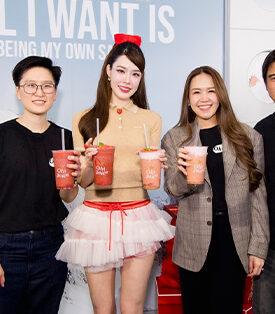Oh! Juice เร่งเกมเครื่องดื่มสุขภาพ–พรีเมียมคัสตอมได้ จับมือ “เกรซ กาญจน์เกล้า” ชวนผู้หญิงยุคใหม่ “เป็นซานต้าให้ตัวเอง” ตั้งเป้ายอดขายรวมปี 2568 โต 20-30% ชูกลยุทธ์ “Festive & Functional” ผ่านแคมเปญ “All I Want is Being My Own Santa” พร้อมเปิดตัว 2 เมนูเฟสทีฟที่ผสานความอร่อยกับ Functional Wellness ขยายสาขาเพิ่มอีก 4-5 แห่งในปี 2569
