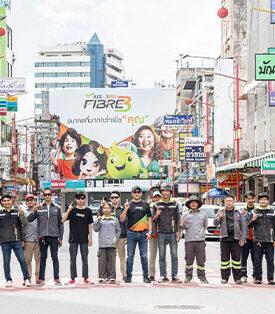 AIS 3BB FIBRE 3 ระดมทีมช่างและวิศวกรลุยภารกิจ เคาะประตูช่วยซ่อม เร่งฟื้นเน็ตบ้าน 1,000 หลังคาเรือน ภายใน 24 ชั่วโมง ให้ชาวหาดใหญ่เชื่อมต่อได้ต่อเนื่องช่วงเทศกาลปีใหม่