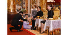 TLI : ผู้แทนไทยประกันชีวิตเฝ้าฯ รับเสด็จพระบาทสมเด็จพระเจ้าอยู่หัว และสมเด็จพระนางเจ้าฯ พระบรมราชินี ในพิธีเปิดศาลเจ้าไต้ฮงกงหยกขาว เฉลิมพระเกียรติ 72 พรรษา